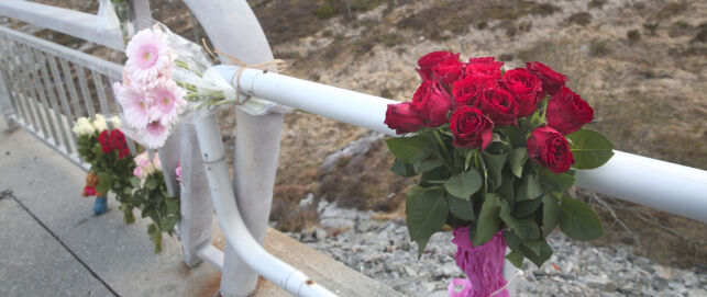 Sotra 20160430.Helikopter stryrta ved Turøy.Flere og flere legger ned blomster ved Svelgensund bru.Foto: Vidar Ruud / NTB scanpix