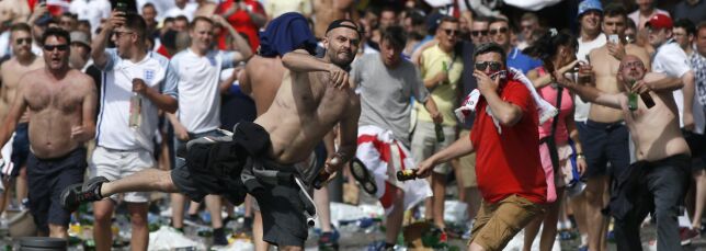 Fotballbråk i flere Franske byer i natt. Nå varsler UEFA straff