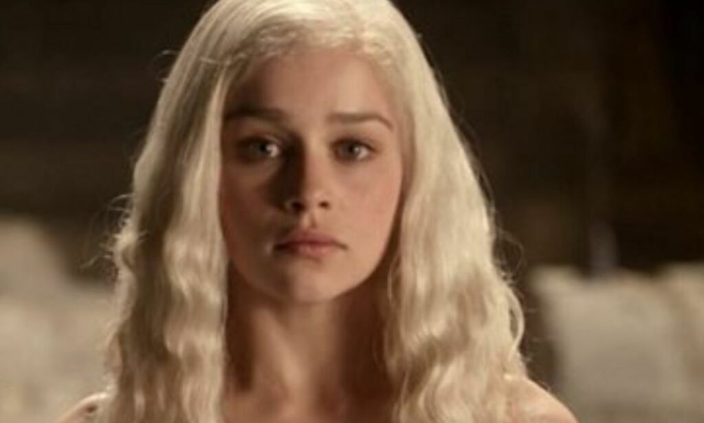 Upopulær, sexkritikk og sorg. Slik ble Emilia Clarke «Game of Thrones»-dronninga