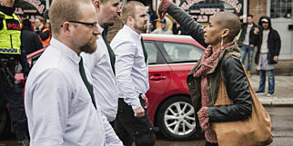 Da nynazistene kom gående, stilte Tess (42) seg midt i veien