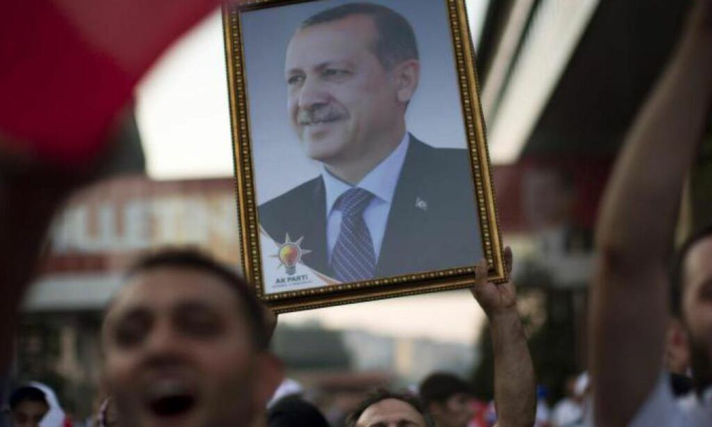 Hyllet og hatet: Slik har Erdogan endret Tyrkia