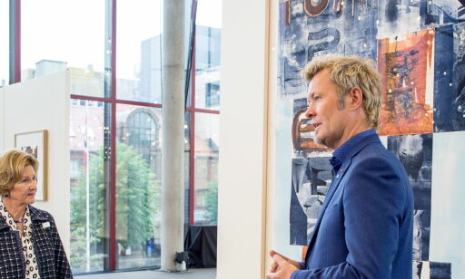 Dronning Sonja og Magne Furuholmen viser sitt felles kunstprosjekt. Vi har anmeldt utstillingen