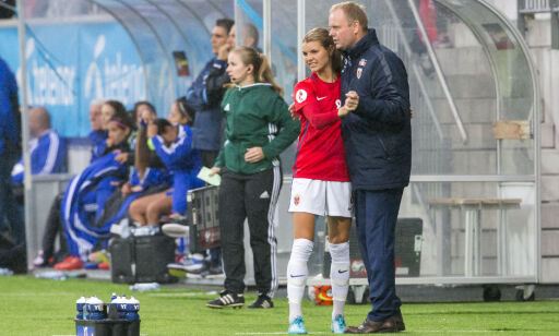 ULSTEINVIK 20160919.
EM-kvalifisering fotball kvinner, Norge - Israel. Norges trener Roger Finjord bytter ut Andrine Hegerberg i EM-kvalifiseringskampen mellom Norge og Israel på Høddvoll.
Foto: Svein Ove Ekornesvåg / NTB scanpix