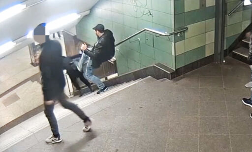 Mann (27) skal ha stått bak trappesparket i Berlin. Politiet har ennå ikke funnet ham