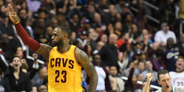 LeBron reddet Cavs med utrolig trepoenger