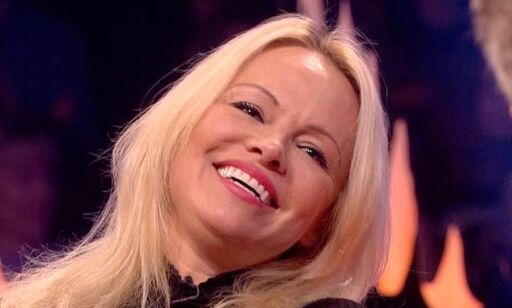 Pamela Anderson dater Julian Assange: - Han er «i fengsel», og det gjør det litt vanskelig