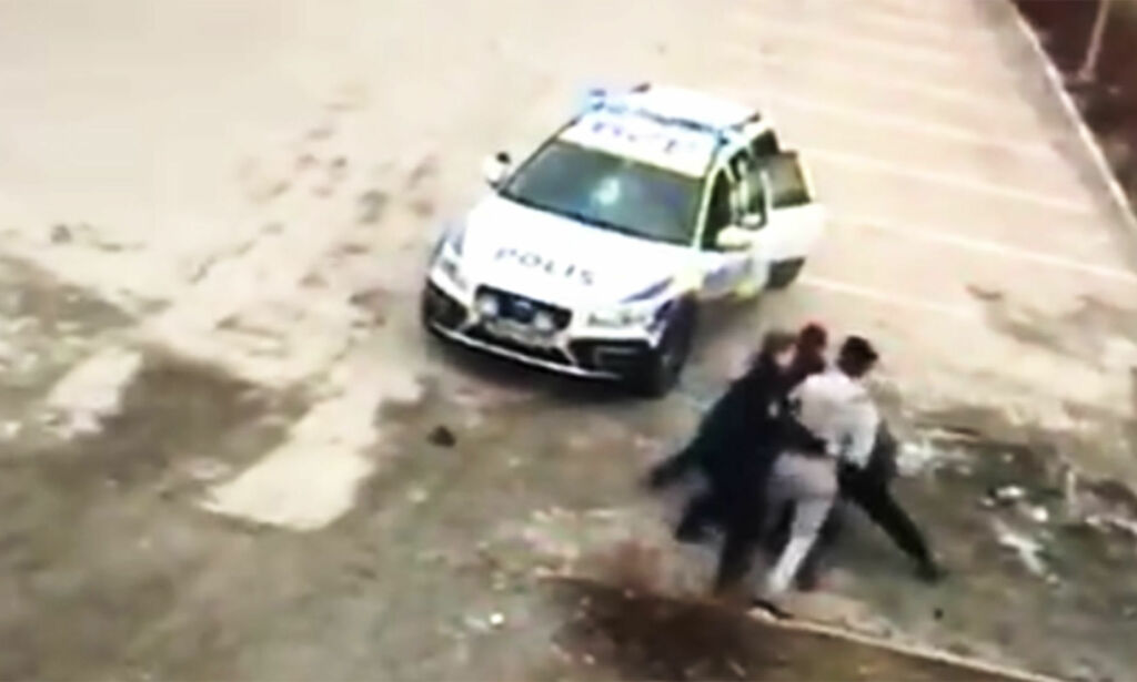 Video av angrep mot tre kvinnelige, svenske politibetjenter vekker oppsikt: - Skandale