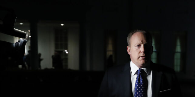 Etter at FBI-sjefen fikk sparken, gjemte pressesjef Sean Spicer seg i buskene