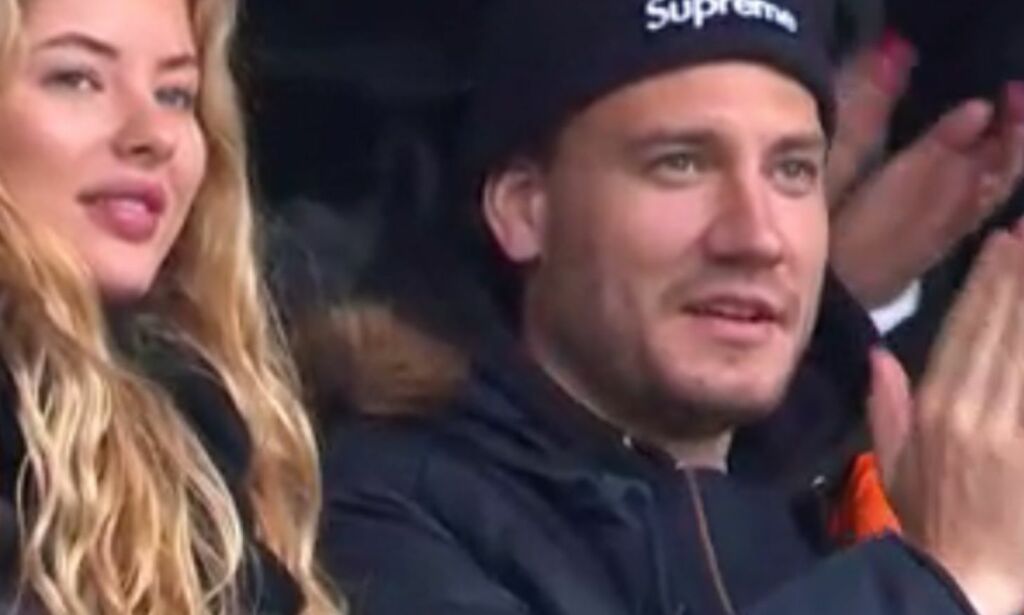 Bendtner satt på tribunen med kjæresten. Et spørsmål gjorde RBK-sjefen sint: - Forstår ham