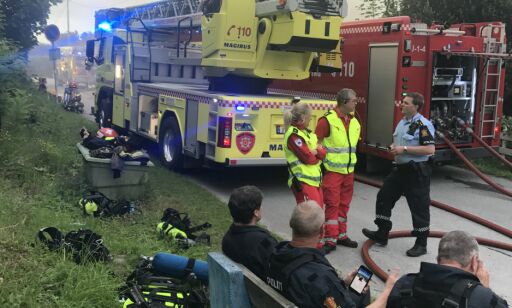 Mann omkom i husbrann i Hole - en annen mann tatt hånd om etter søk med helikopter og hunder