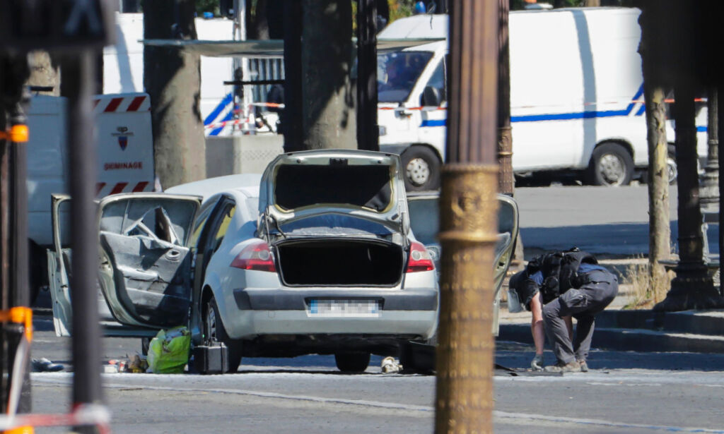 Fransk politi mener at påkjørselen på Champs-Élysées var et angrep