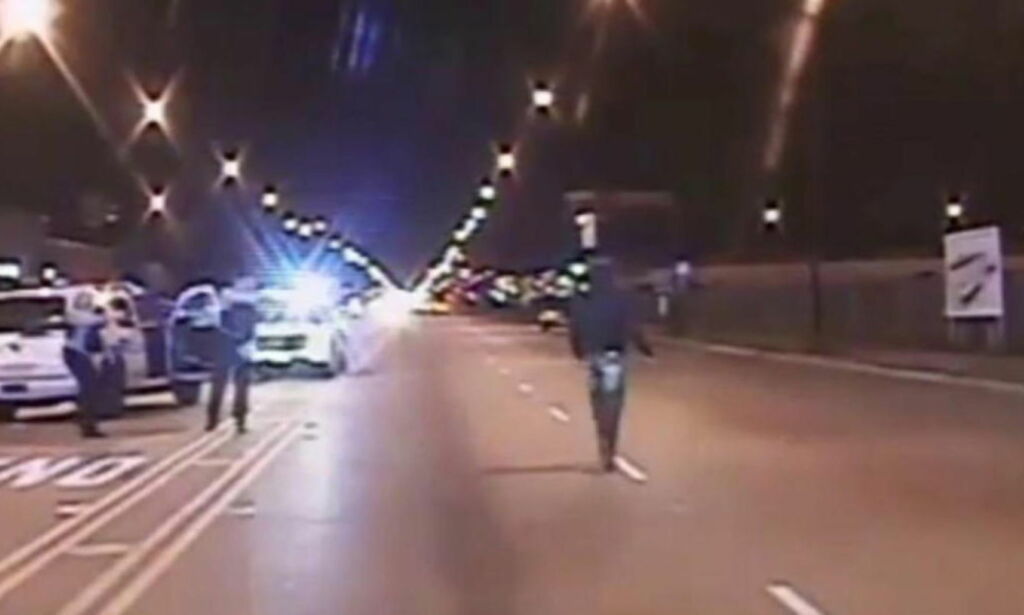 Her blir 17-åringen skutt 16 ganger av Chicago-politiet. Nå er tre politimenn tiltalt for å ha dekket over drapet