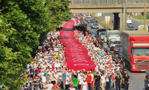Tyrkias opposisjon har tatt beina fatt i en 45 mil lang marsj