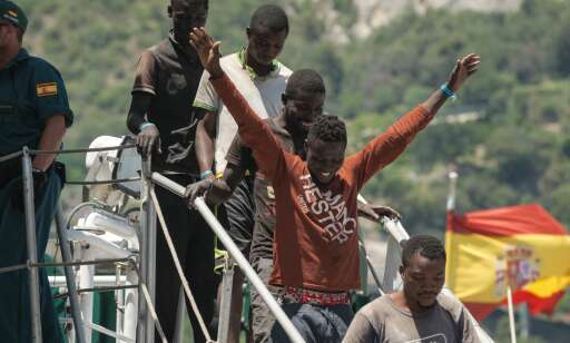 Hver dag kommer 450 migranter og flyktninger over havet til Italia. - Norske politikere er feige