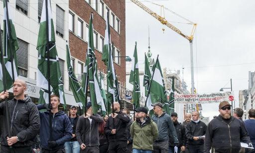 Nynazistene fikk gå i fred. Ole ble påsatt i håndjern og bortvist da han sto foran dem