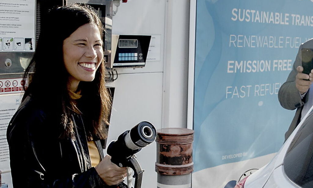 Nekter for å ha brutt valgløfte om å bygge flere hydrogen-stasjoner: Nå vil miljøbyråden betale taxi-sjåfører for å kjøpe hydrogenbil