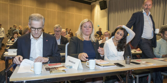 - Ap-ledelsen er i oppløsning