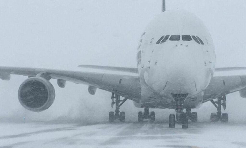 Verdens største fly måtte lande på liten flyplass. Passasjerene måtte vente i tre timer før flyplassen fant høye nok trapper
