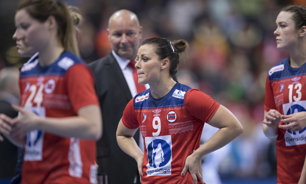 Nora Mørk skrek av smerte. Ut av banen på båre