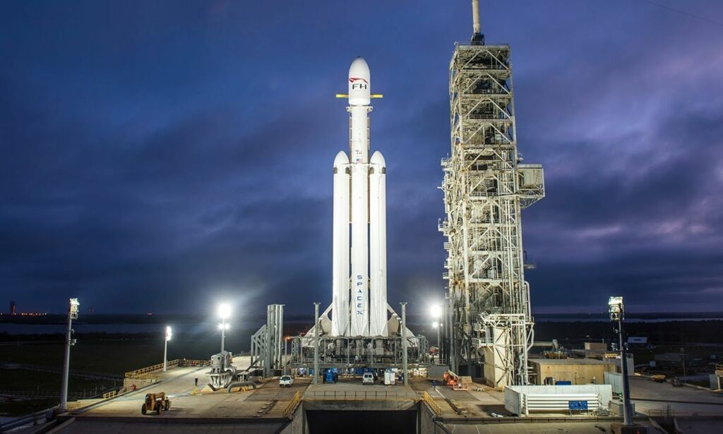 Her blir «Falcon Heavy» skutt opp i verdensrommet