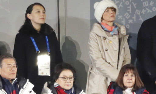 Her står Kim Yo-jong få meter unna USAs visepresident Mike Pence
