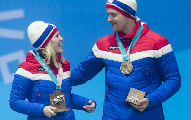 Pyeongchang, Sør-Korea 20180224.
Kristin Skaslien og Magnus Nedregotten mottar medalje for mix curling på Pyeongchang Medals Plaza i Pyeongchang.
Foto: Lise Åserud / NTB scanpix