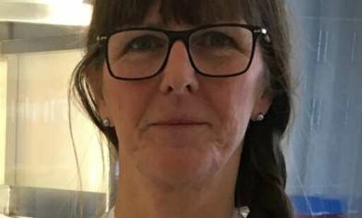 Britt-Marie bråstoppet for å hjelpe påkjørt mann - fikk parkeringsbot