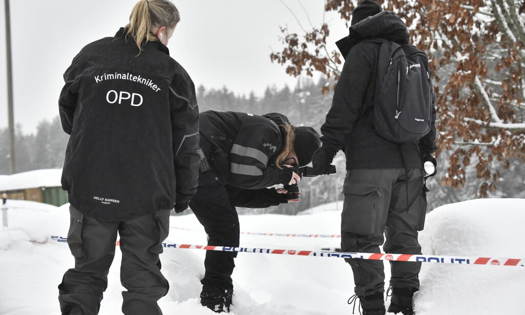 Undersøker fotavtrykk i snøen