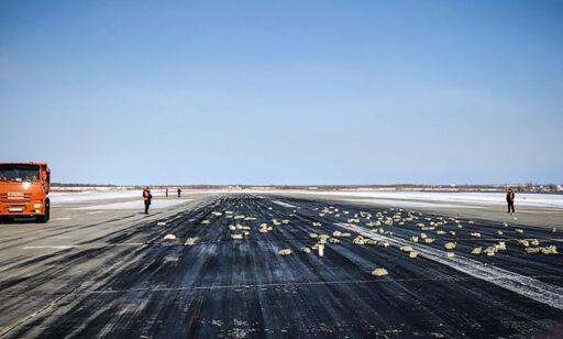 Flere tonn gull ble spredt utover rullebanen da flyet lettet