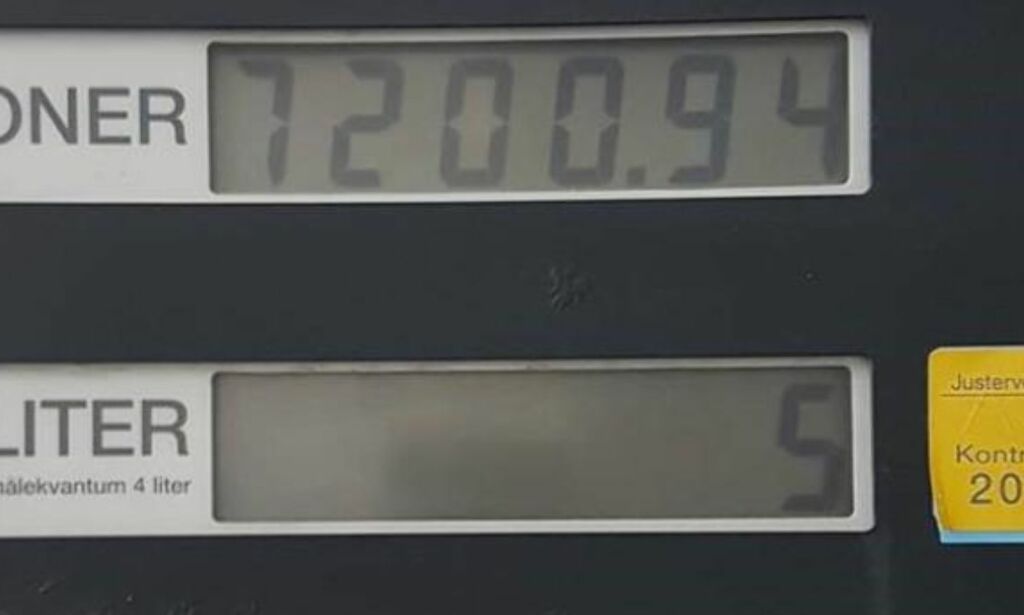 Raymond kikket med glede opp på bensintavla. Så begynte han å fylle