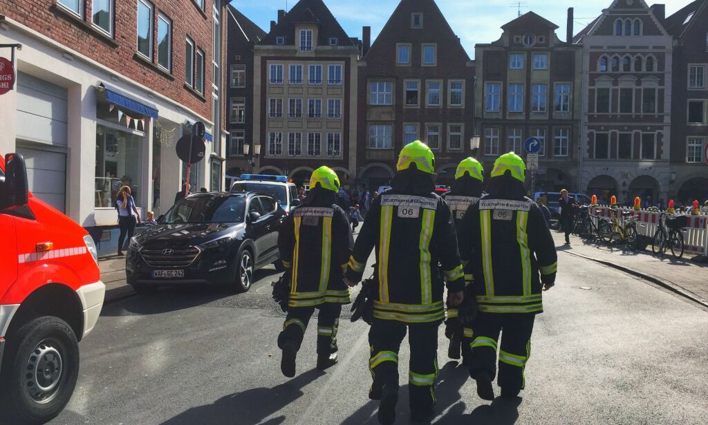 Bil har kjørt inn i folkemengde. Flere skadd og drept