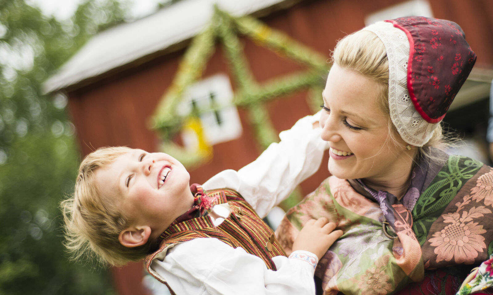 LIVLIG KVELD: Midtsommerfesten er full av moro for hele familien. Foto: Lars Dahlström LIVLIG KVELD: Midtsommerfesten er full av moro for hele familien. Foto: Lars Dahlström