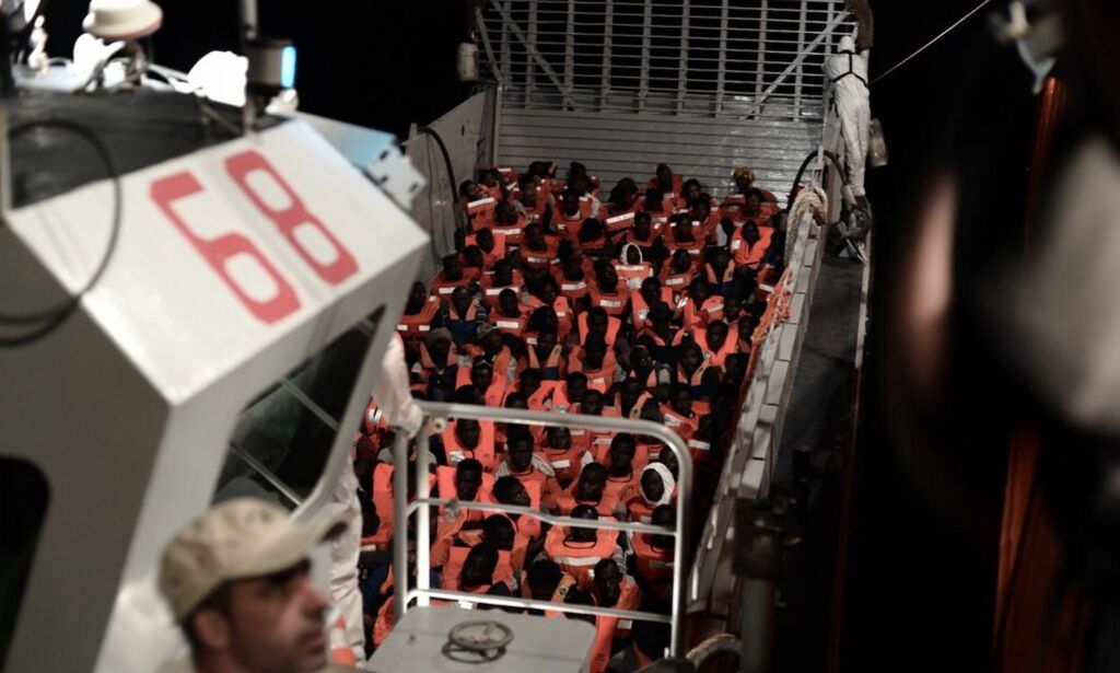 Italia og Malta nektet - Spania sier ja til å ta imot redningsskip med hundrevis av migranter