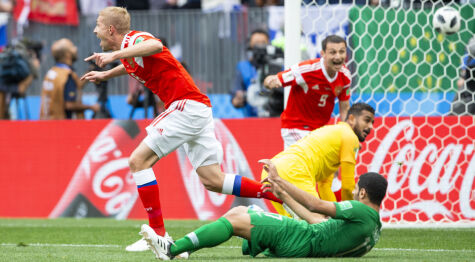 VM fortsetter med de siste åpningskampene før vertene tjuvstarter runde to
