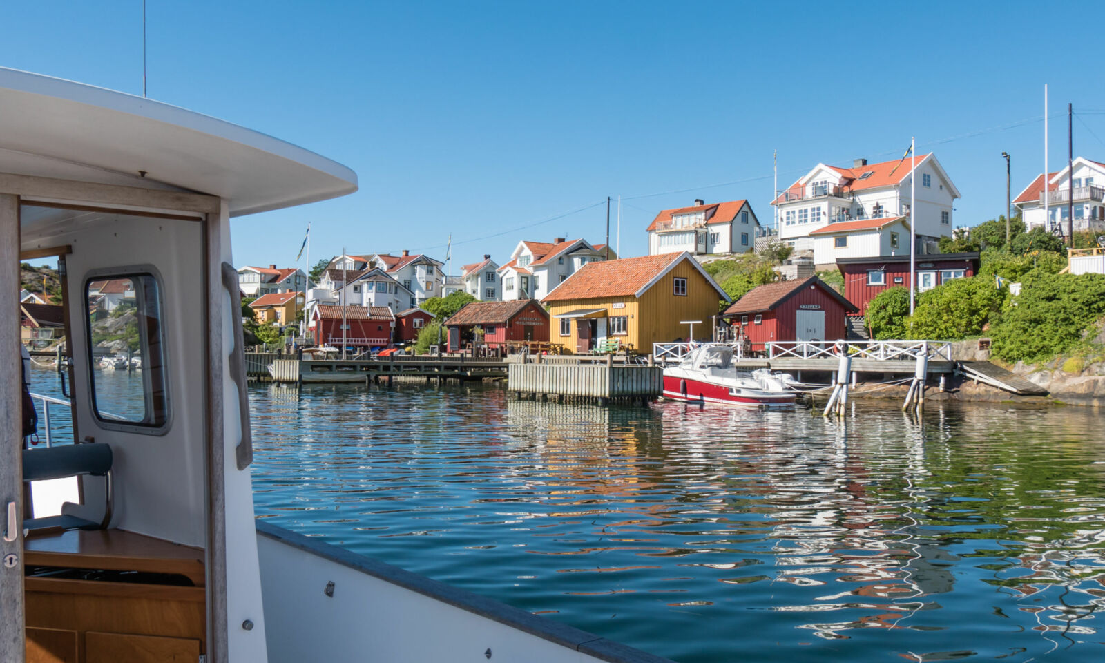 I RUTE: Ferjene tar deg trygt fra sommerøy til sommerøy. Foto: Anders Jonsson I RUTE: Ferjene tar deg trygt fra sommerøy til sommerøy. Foto: Anders Jonsson