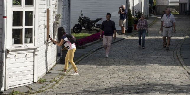 Stavanger rammes av påtrengende turister: - Folk kikker inn brevluka