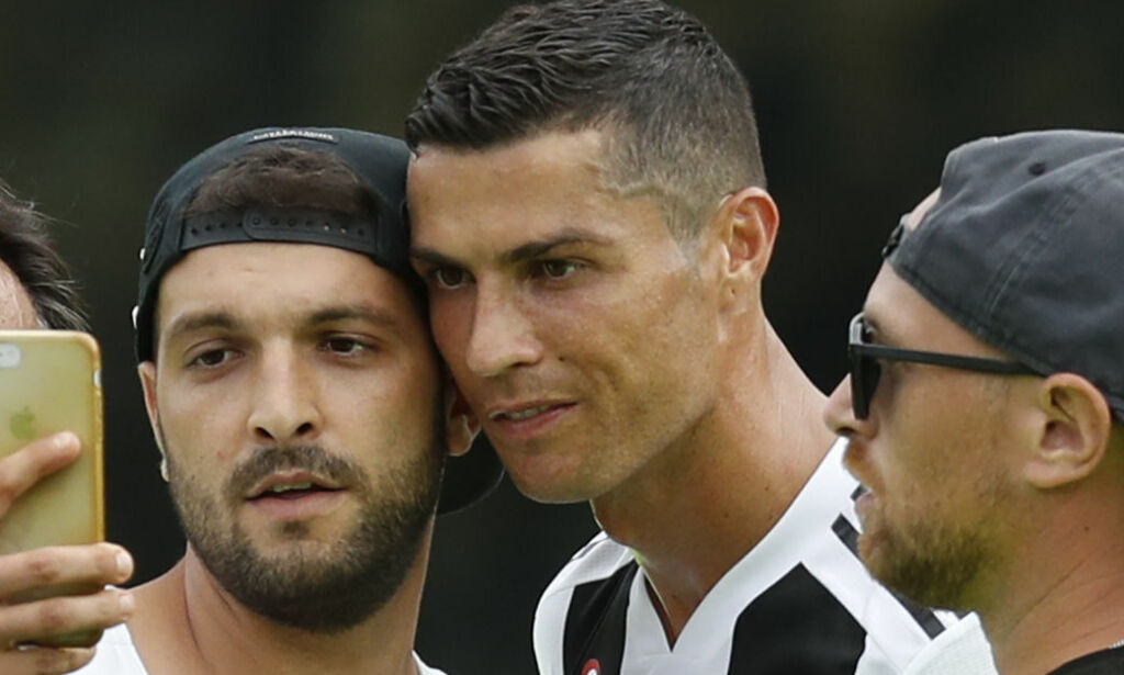 Juve-gutta måtte flykte da fans invaderte banen i Ronaldos «debut»