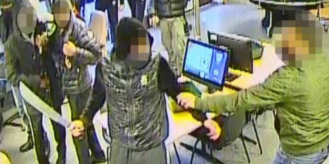 Hakket løs på mann med machete på bingo