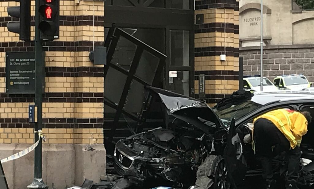 Bil kjørte i bygning i Oslo etter at sjåføren fikk illebefinnende