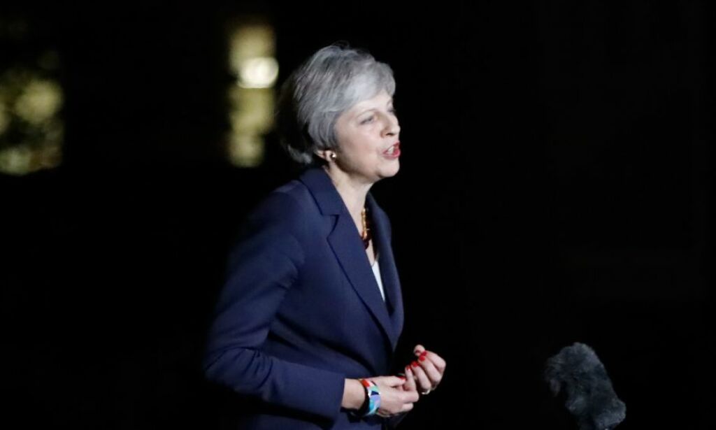 Alt er nesten håpløst for den britiske statsministeren og hun kjemper videre