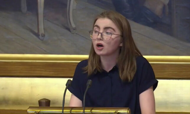 Her får Hulda (19) refs etter tordentale på Stortinget