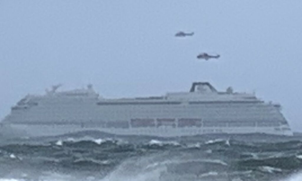 Cruiseskip har sendt ut mayday - 1300 passasjerer evakueres