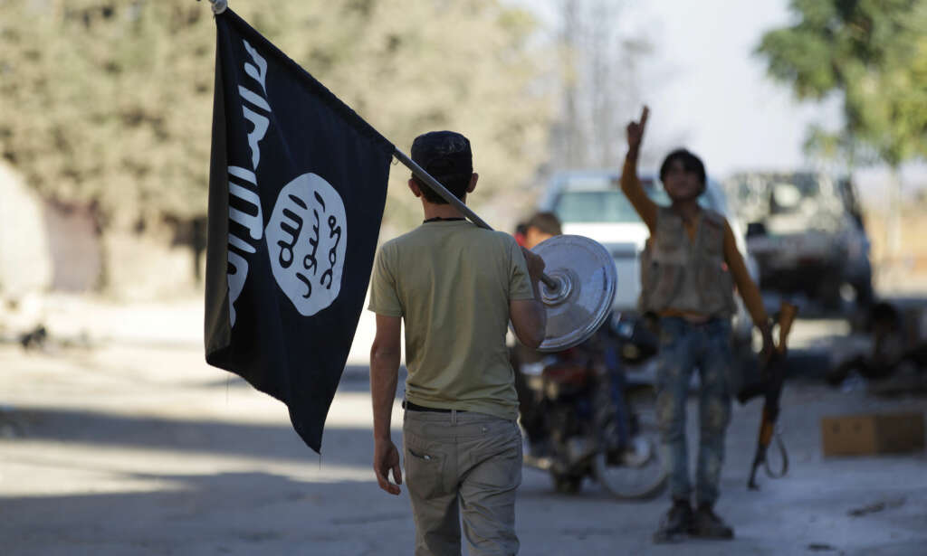 Stridsvogner ruller fram mot IS-by i Syria